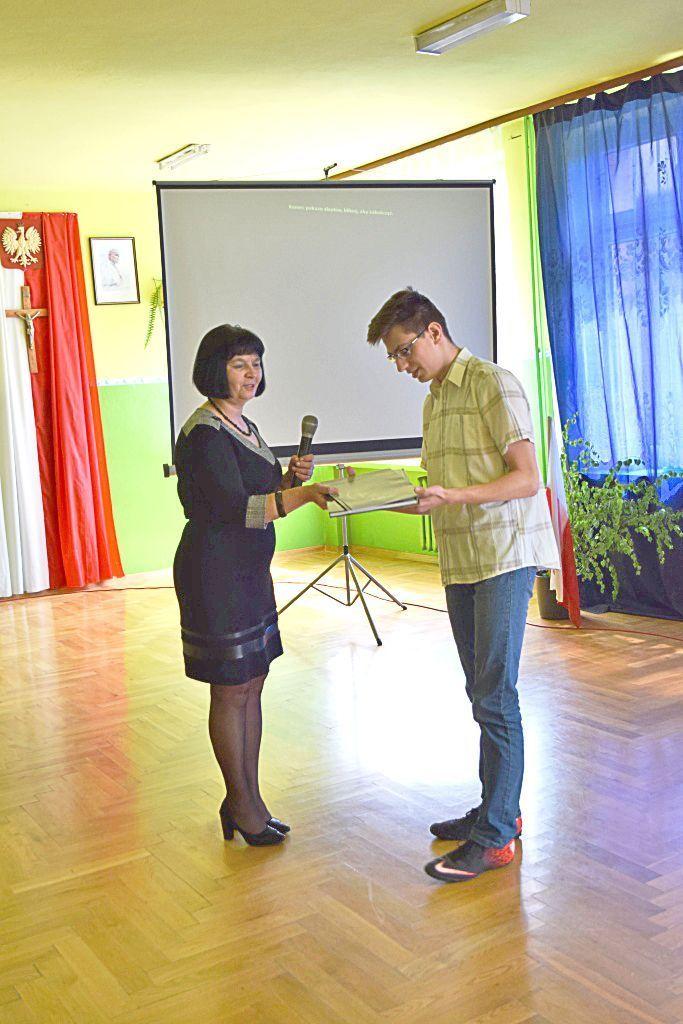 Mateusz Zięba nadesłaną nagrodę odebrał z rąk dyrektor Zespołu Szkolno-Gimnazjalnego w Rączynie Lucyny Orzechowskiej.<br/>fot.ZS w Rączynie