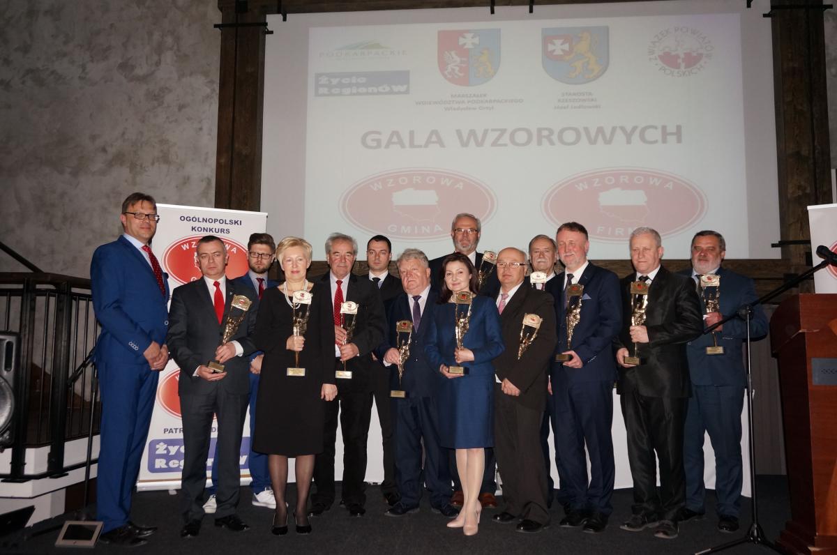 Wójt gminy Fredropol Mariusz Śnieżek ze statuetką „Wzorowa Gmina”.