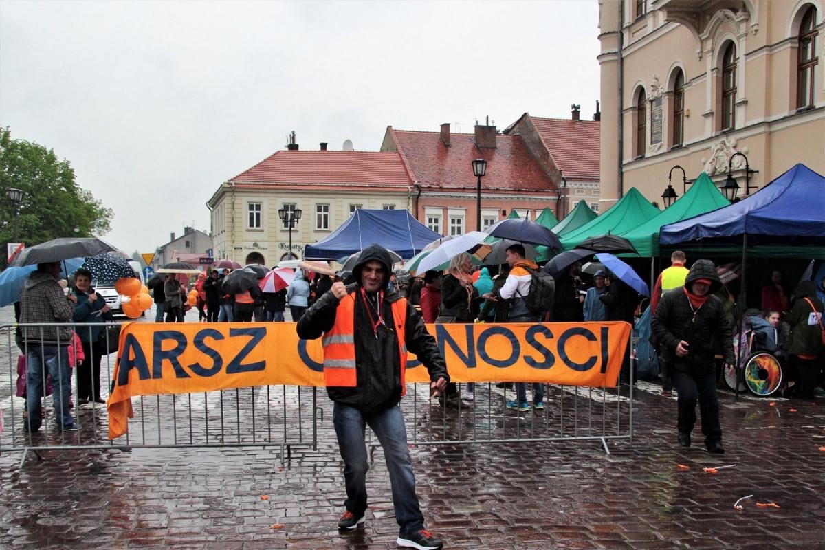 W deszczu też można tańczyć.<br/>fot.Roman Kijanka