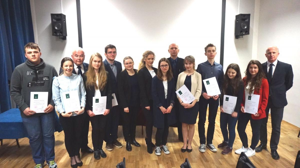 Uczestnicy konkursu w otoczeniu jury i dyrekcji. Siódma od lewej laureatka 1. miejsca Klaudia Godos.<br/>fot.Maciek Gołąbek