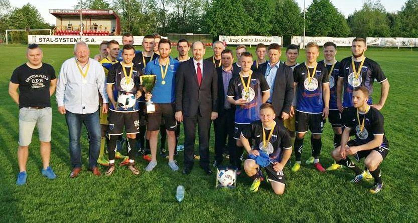Zdobywcy Pucharu Polski na szczeblu jarosławskiego OZPN – III-ligowy JKS 1909 Jarosław w towarzystwie prezesa Podkarpackiego Związku Piłki Nożnej Mieczysława Golby (w środku).<br/>fot.Dominik Budzowski