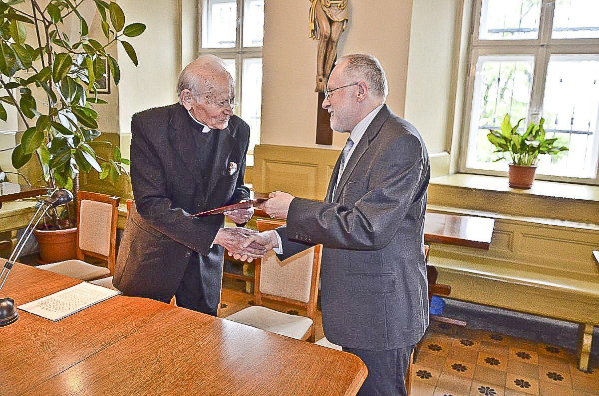 Prezes Waldemar Wiglusz wręcza ks. dr. Tadeuszowi Śliwie dyplom Honorowego Członkostwa TPN. <br/>fot.Ks. Piotr Czarniecki, Radio Fara