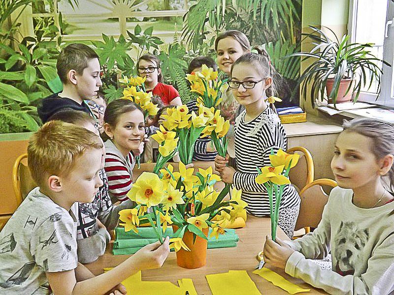 Uczniowie ze Szkoły Podstawowej nr 9 przygotowują żonkile. Kwiaty zostały rozdane darczyńcom. 
