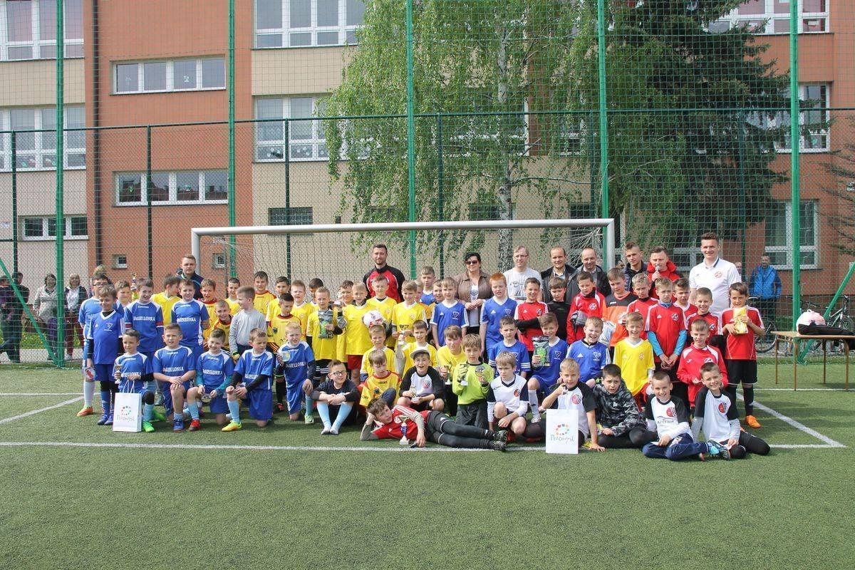 Uczestnicy turnieju na wspólnym zdjęciu.<br/>fot.ze zbiorów własnych