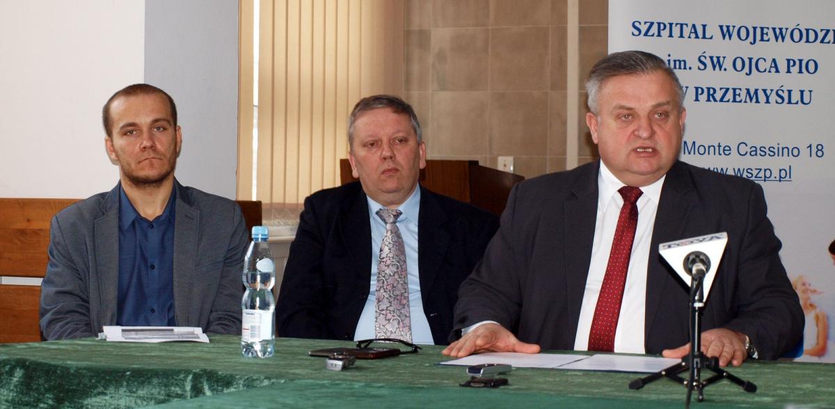 Zarówno wicemarszałek województwa Stanisław Kruczek (z prawej), jak i dyrektor przemyskiego szpitala Piotr Ciompa są zaskoczeni kontrolą NIK-u.<br/>fot.Mariusz Godos