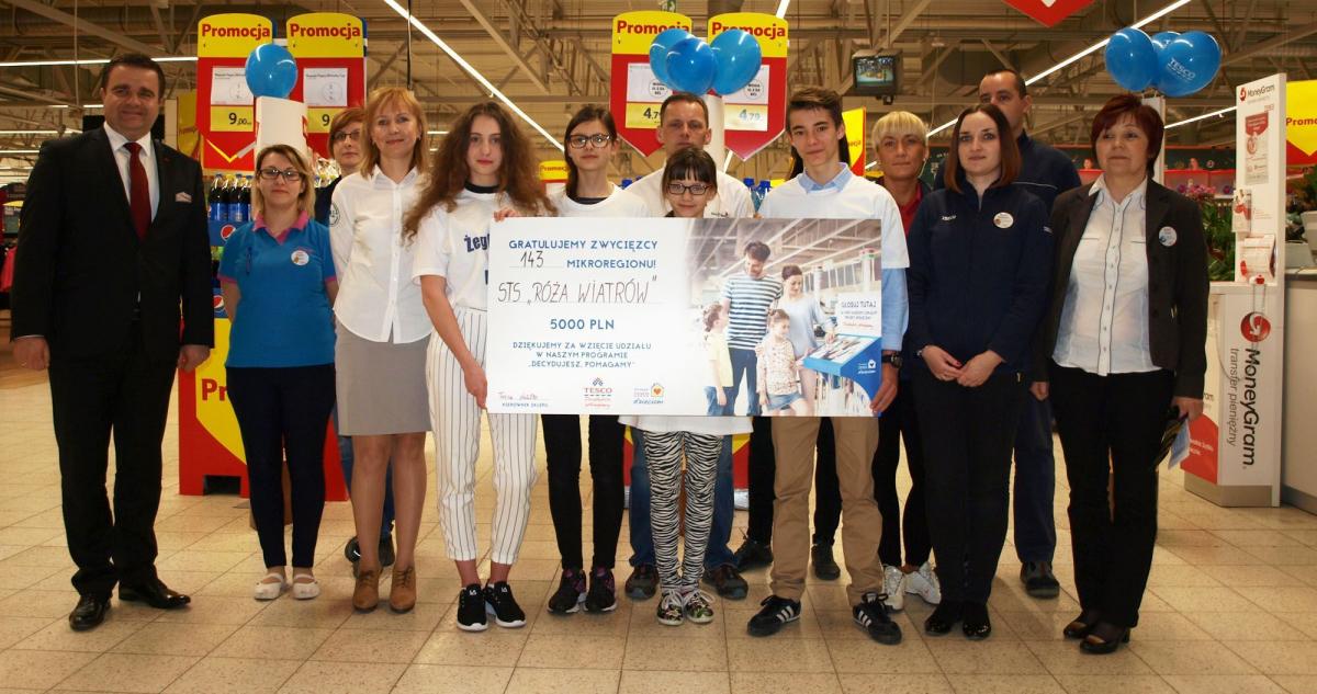 Szefowie Stowarzyszenia Turystyczno-Sportowego „Róża Wiatrów” z Przemyśla Agnieszka Kowaliw i Jacek Podwyszyński w towarzystwie swoich podopiecznych odebrali symboliczny czek na kwotę 5 tys. zł z rąk menadżera sklepu Tesco przy ul. Lwowskiej w Przemyślu Teresy Waliłko oraz sekretarza miasta Przemyśl