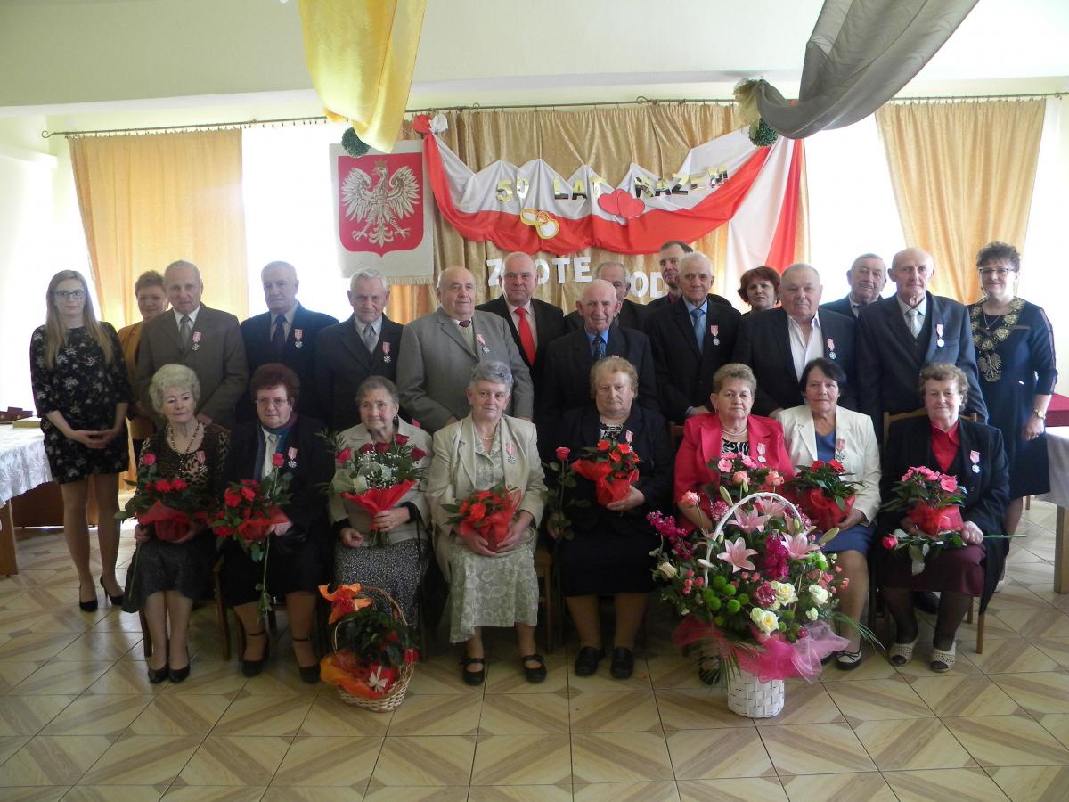 Szacowni jubilaci z terenu gminy Stubno, obchodzący 50-lecie małżeństwa, na wspólnym zdjęciu.<br/>fot.UG Stubno