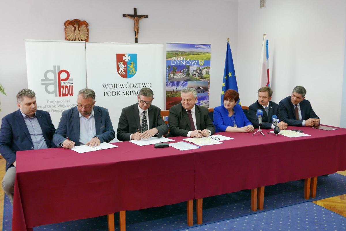 Popisanie umowy w dynowskim magistracie.<br/>fot.UM Dynów