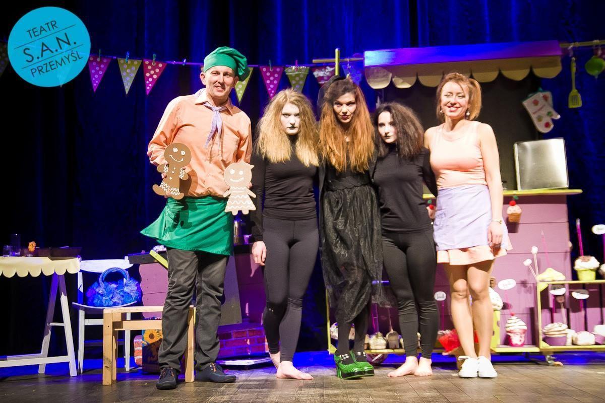 Aktorzy Teatru S.A.N. w spektaklu <i>Jaś, Małgosia i…</i>