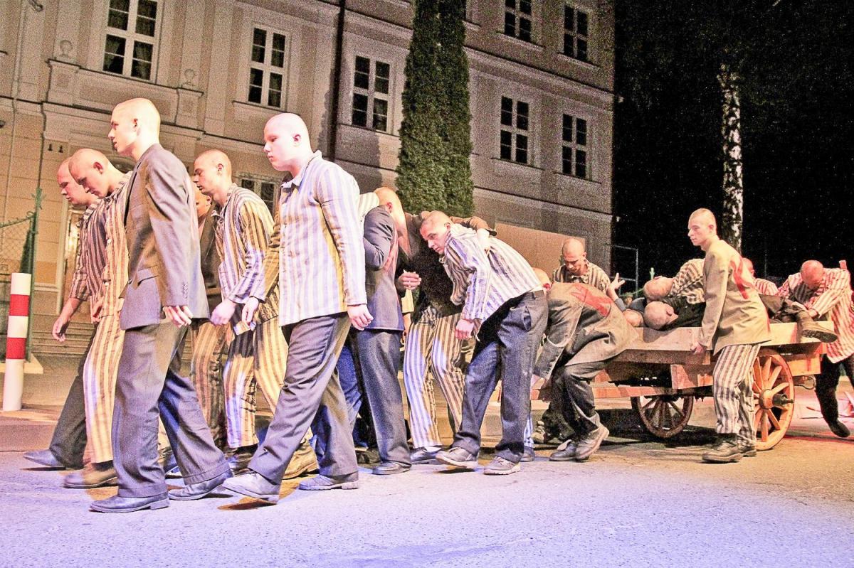 Poruszający obraz pełen był dramatycznych scen ukazujących aresztowanie uczniów jarosławskiej szkoły i ich obozowe losy. <br/>fot.Roman Kijanka