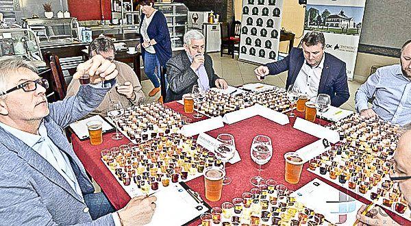Jury poddało ocenie78 nalewek z Polski, Słowacji i Ukrainy.