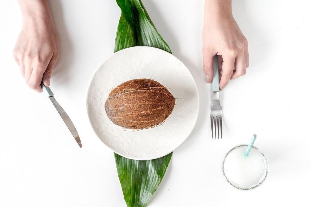 Orzechy kokosa mogą ważyć nawet do 2,5 kg. Miąższ kokosa i wypełniająca jego wnętrze woda kokosowa uchodzą za tropikalne przysmaki. Pozyskiwany z kokosa olej sprawdza się nie tylko w kuchni – jest cenionym składnikiem kosmetyków do ciała i włosów. 