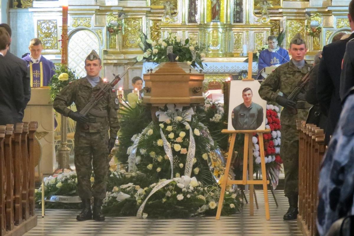 tym jakże krótkim okresie poczułeś, czym jest służba w powietrzu i zakochałeś się w niej bezgranicznie – powiedział, dodając, że Bogusz niósł także pomoc bliźnim jako honorowy dawca krwi.<br/>fot.Barbara Chmura