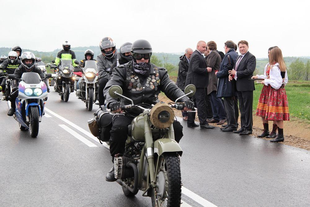 Kawalkada motocykli przejechała przez otwartą w niedzielę Bramę na Bieszczady.<br/>fot.Roman Kijanka