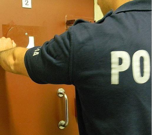 27-latkowi, który przekazał narkotyki osadzonemu, grozi do 3 lat pozbawienia wolności.<br/>fot.archiwum policji