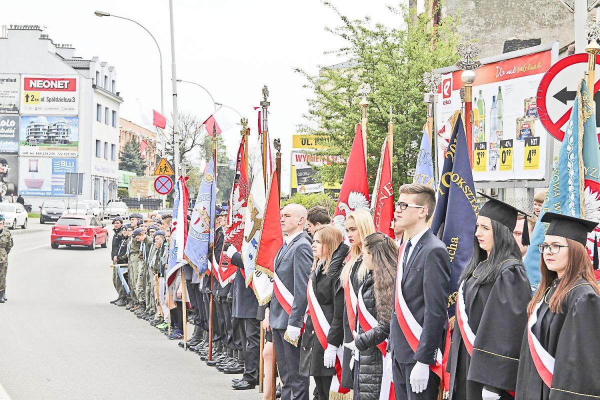 Kwiaty pod pomnikiem Konstytucji 3 maja złożyli m.in. reprezentanci służb mundurowych.<br/>fot.Roman Kijanka