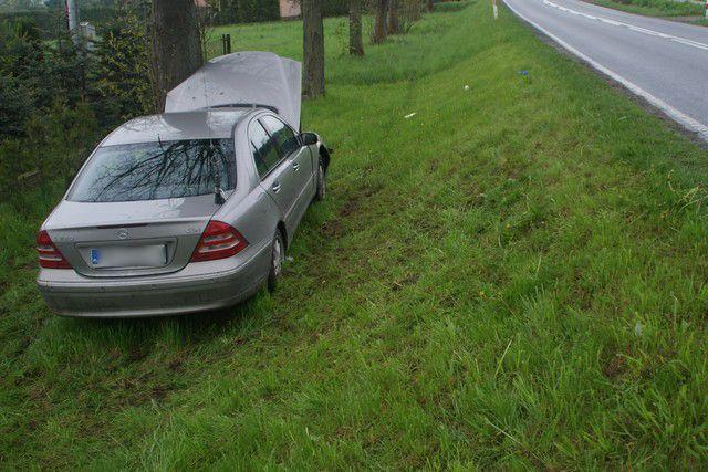 Mercedesem podróżowały dwie osoby: 50-latek i 49-letnia kobieta.<br/>fot.KMP Krosno