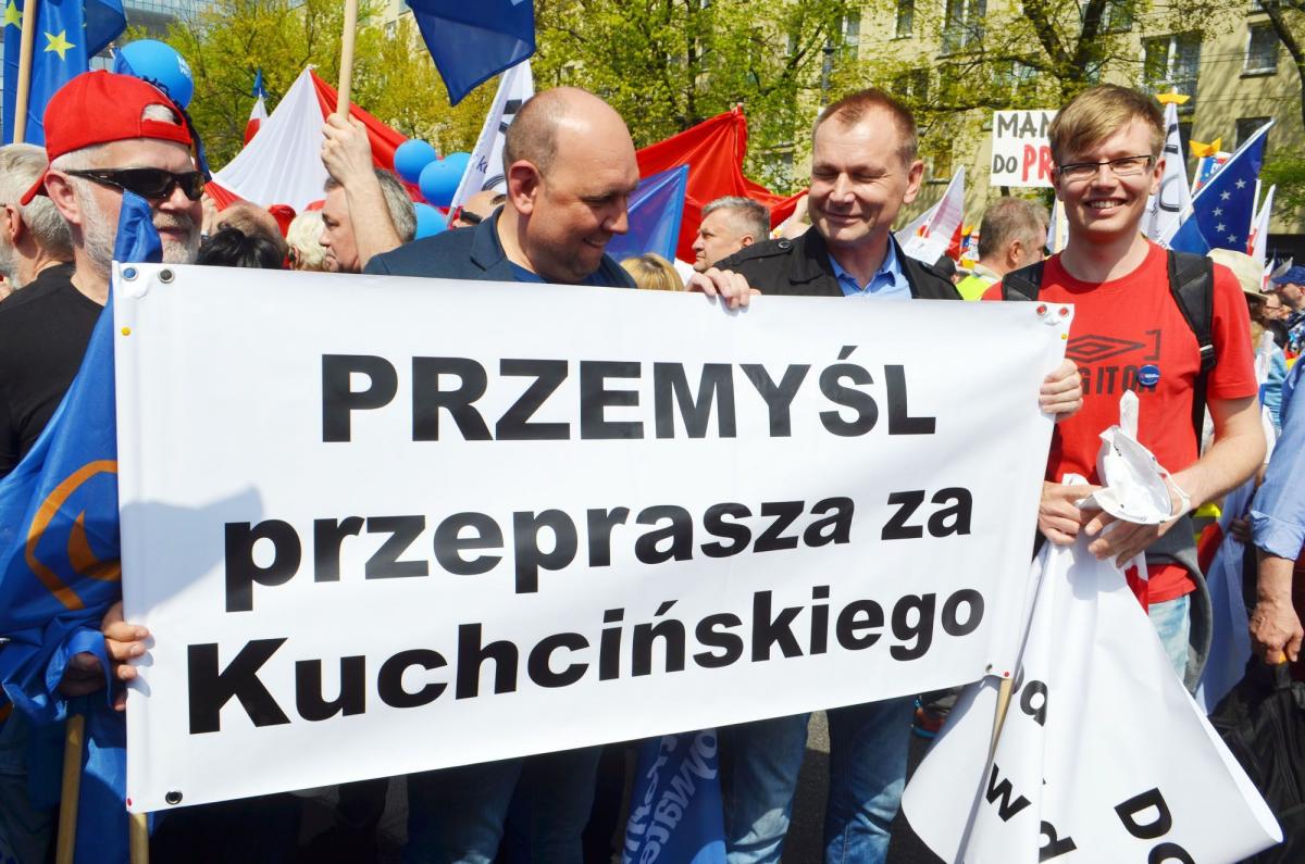 Ten transparent wywołał spore zainteresowanie uczestników Marszu Wolności z innych regionów Polski.