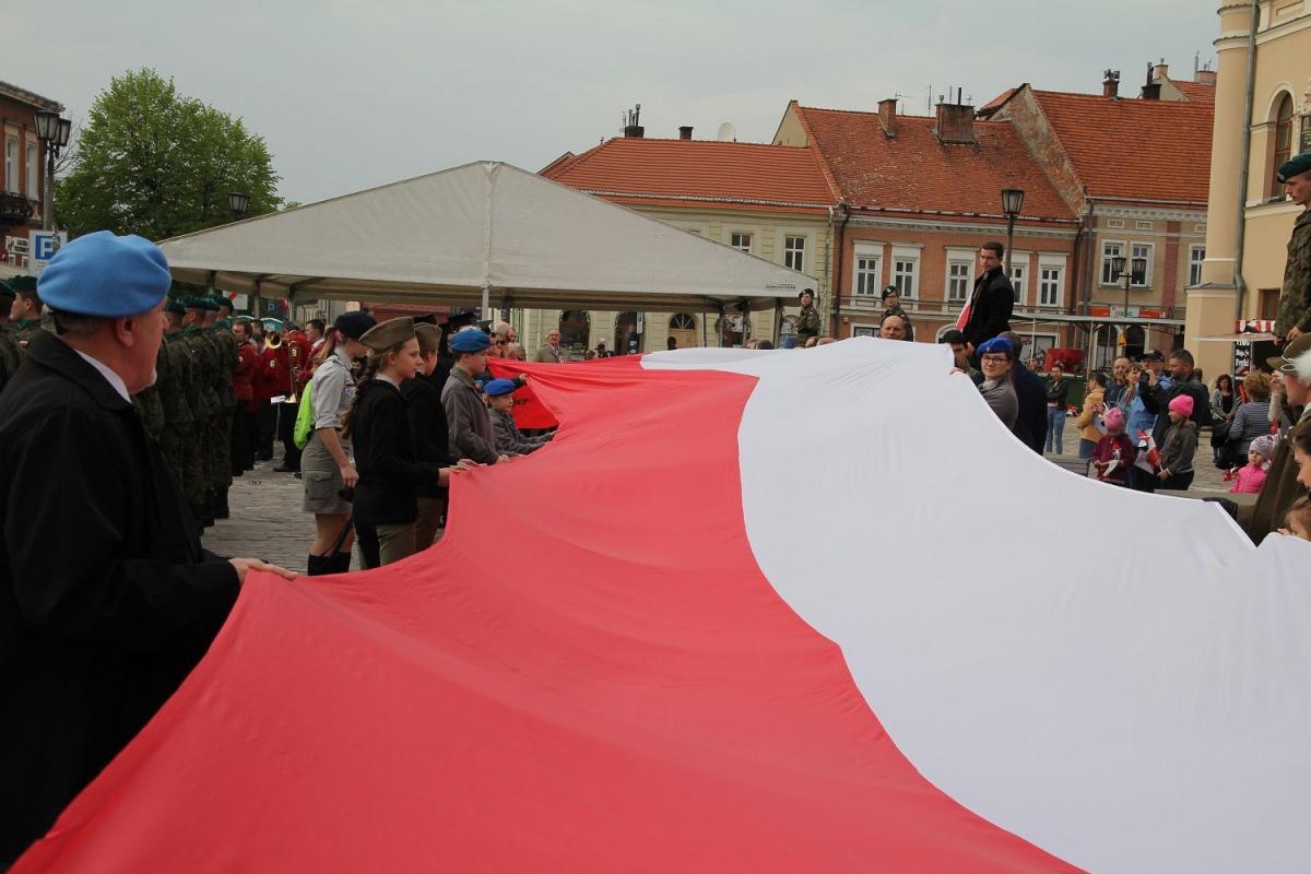 30-metrowa flaga w rękach jarosławian.  <br/>fot.Roman Kijanka