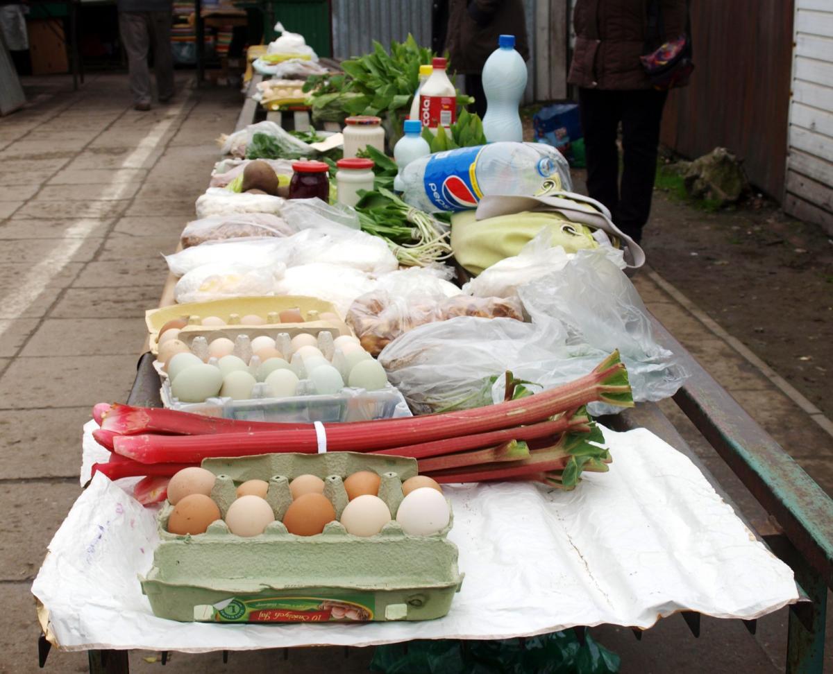 Zgodnie z przepisami przetworzone produkty spożywcze, np.: wędliny, masło, sery, soki czy dżemy, mogą sprzedawać tylko rolnicy, którzy zgłosili taką działalność w sanepidzie.<br/>fot.Mariusz Godos