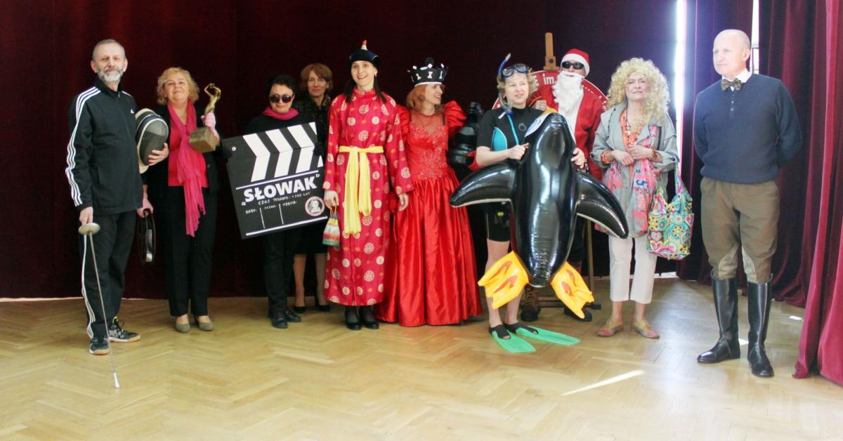 Kadra pedagogiczna I LO na czele z dyrektorem Tomaszem Dziumakiem (pierwszy z prawej) podczas prezentacji w szkolnej auli.<br/>fot.ze zbiorów własnych