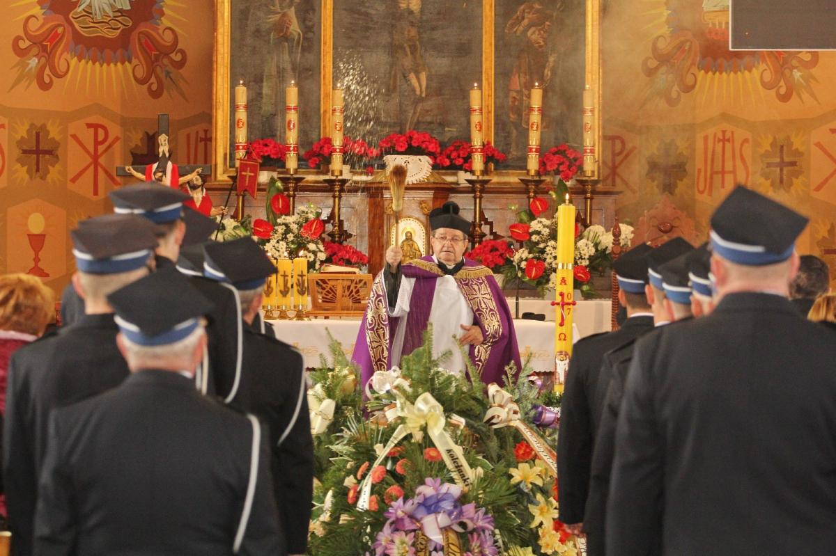 Mszę świętą odprawił i homilię wygłosił ksiądz prałat Marian Karbowski.<br/>fot.Adam Halwa