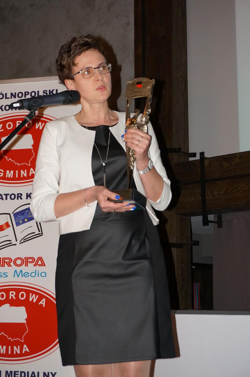 Prezes zarządu spółki Przedsiębiorstwo Wodociągów i Kanalizacji w Przemyślu Małgorzata Ossowska ze statuetką „Wzorowa Firma”.<br/>fot.ze zbiorów PWiK