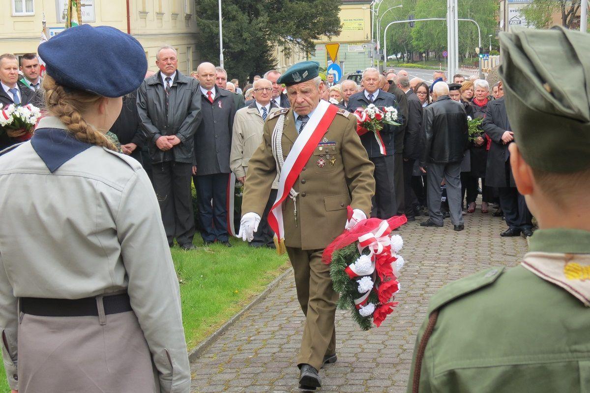 Delegacje złożyły kwiaty przed tablicą upamiętniająca 200. rocznicę Konstytucji 3 maja. <br/>fot.Barbara Chmura