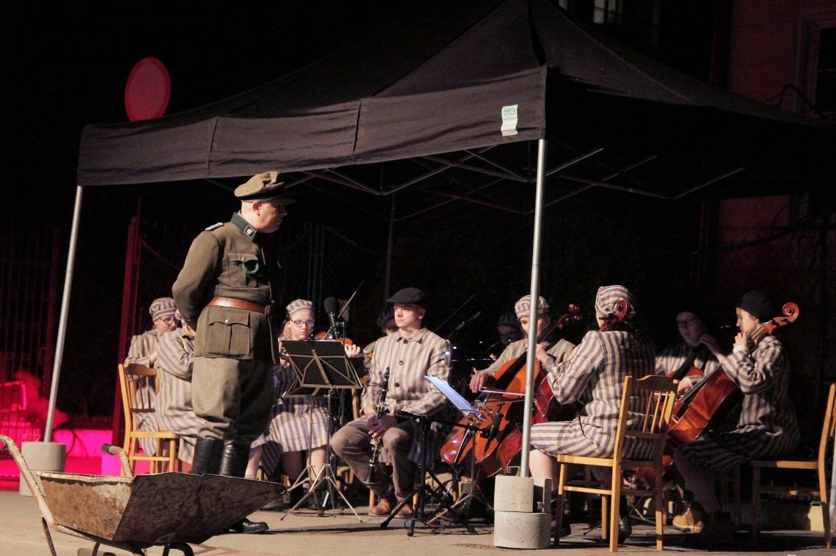 Film wyświetlano już podczas widowiska plenerowego „Gdy nas zabraknie, to kamienie za nas będą mówić”. <br/>fot.Roman Kijanka