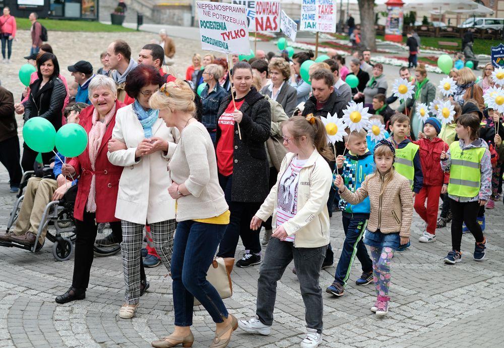 Uczestnicy obchodów w drodze do Zamku Kazimierzowskiego.<br/>fot.zbiory własne