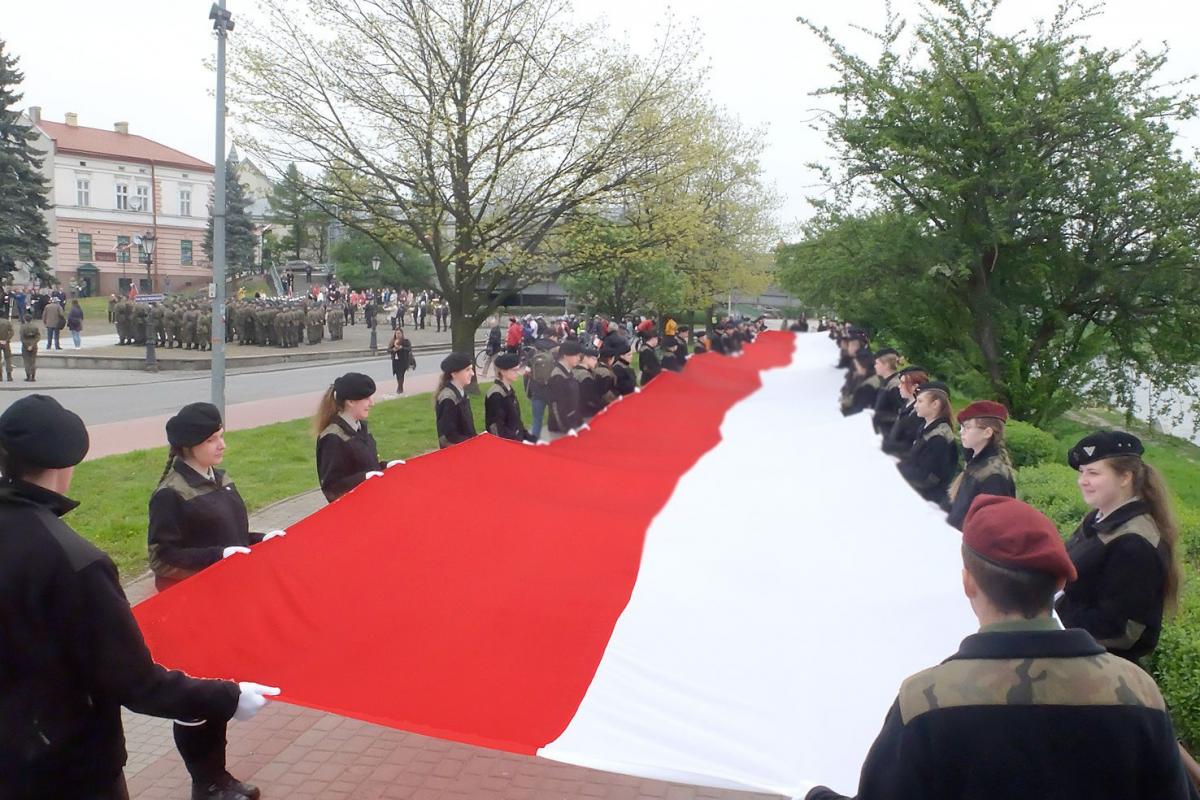Przemyscy harcerze z pięćdziesięciometrową flagą.<br/>fot.Jacek Szwic