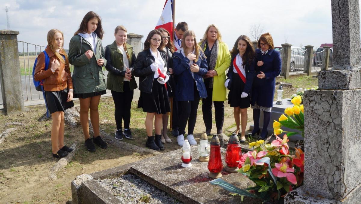 Szkolne uroczystości zakończono oddaniem hołdu poległym mieszkańcom.<br/>fot.ze zbiorów szkoły