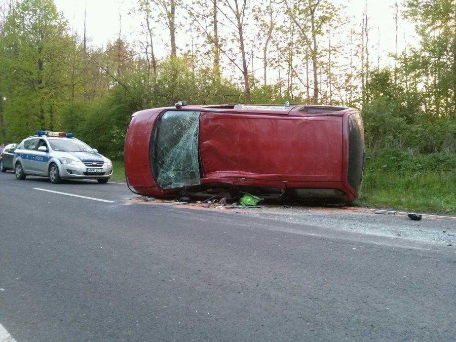 Kierująca fordem galaxy wjechała do rowu, a następnie dachowała.<br/>fot.KPP Przeworsk