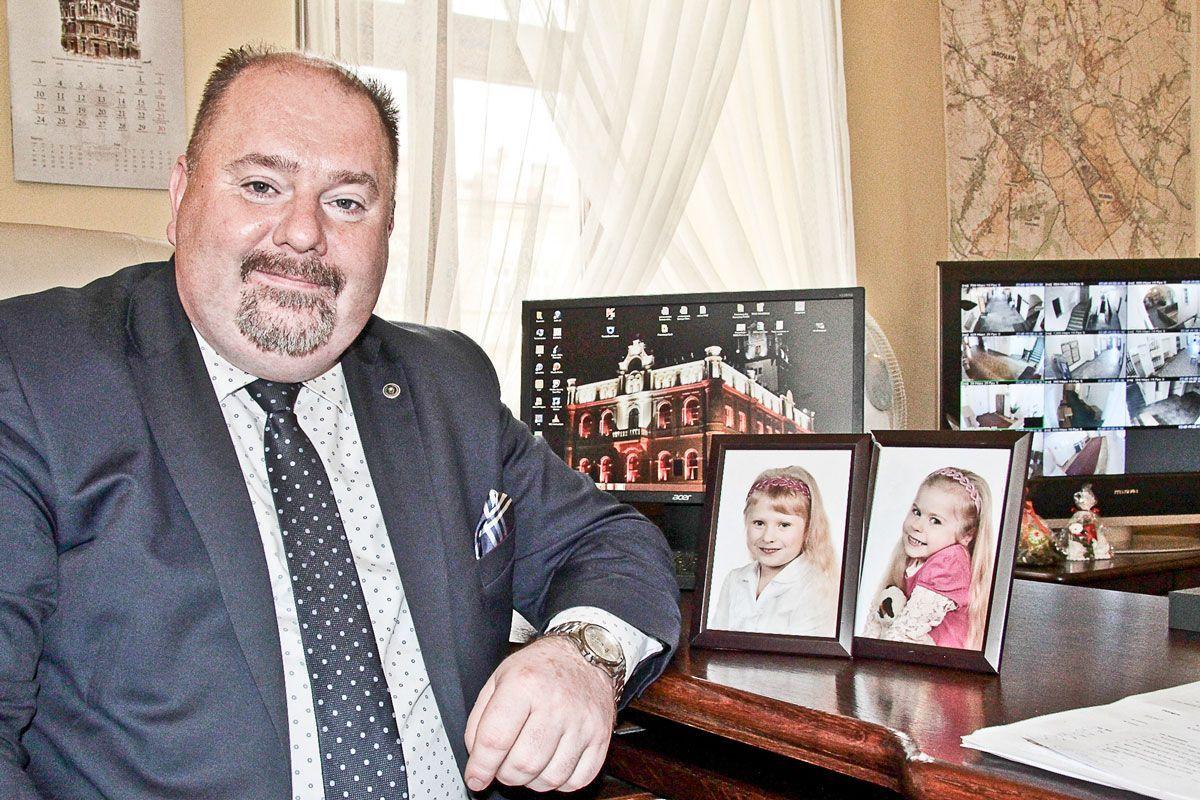 Patrząc na biurko Waldemara Palucha, od razu widać, że rodzina i miasto, którego jest burmistrzem, są dla niego najważniejsze.<br/>fot.Roman Kijanka