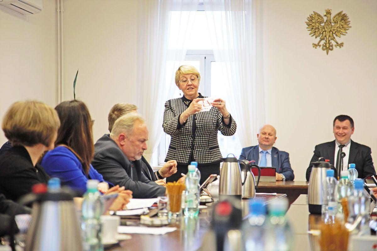 – W niektórych miejscach brakuje tablic o zakazie palenia tytoniu, a często są niekompletne, gdyż nie zawierają informacji o zakazie palenia e-papierosów –  powiedziała dyrektor sanepidu Grażyna Tabaczek, posługując się przykładem lubaczowskiego magistratu i wręczając burmistrzowi taką właśnie tabli