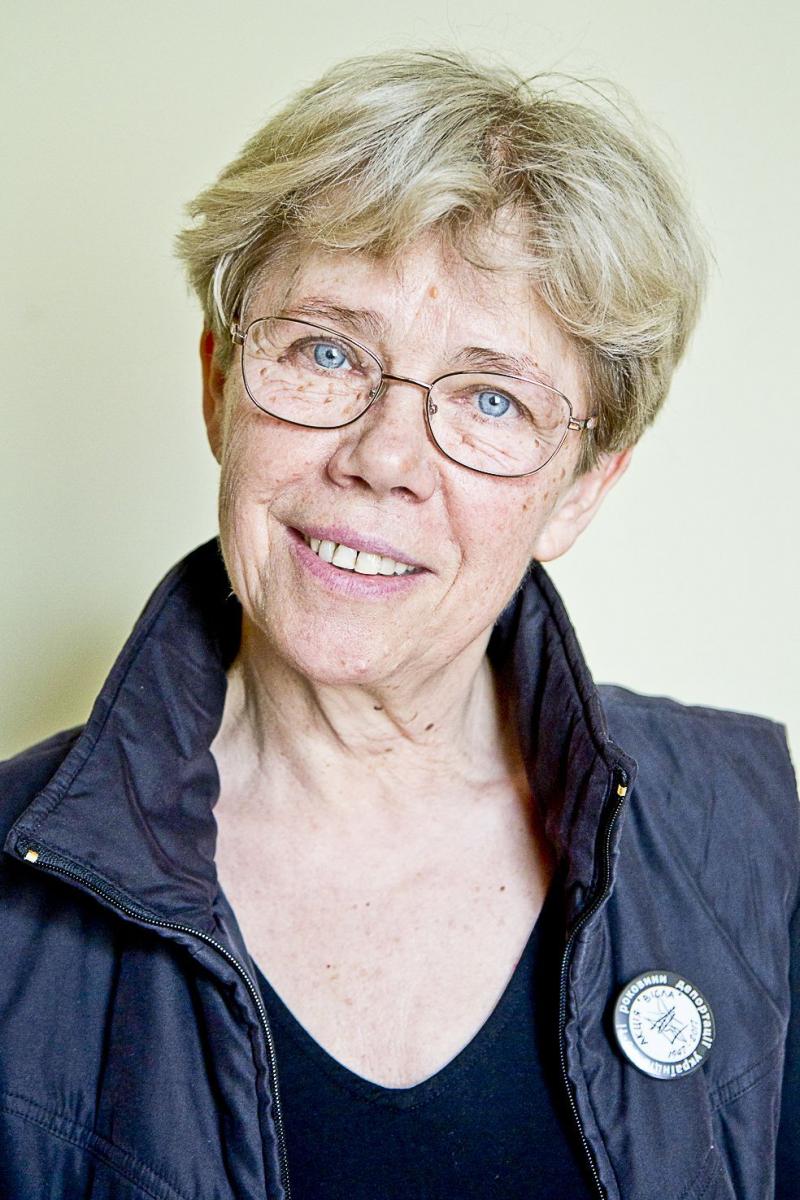 Danuta Kuroń. W okresie PRL zaangażowana w opozycję demokratyczną. Należała do czołowych działaczek solidarnościowego podziemia: organizatorka struktur podziemnej „Solidarności” na Lubelszczyźnie, redaktorka czasopism związkowych drugiego obiegu. Po 1989 roku pracowała, jako dziennikarka. Obecnie za