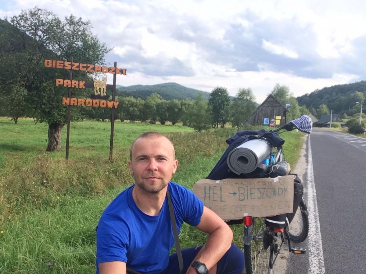 Paweł Fudali z Zamiechowa na rowerze przemierzył 1200 km z Helu do Wołosatego. Tu: na granicy Bieszczadzkiego Parku Narodowego.<br/>fot.Zbiory prywatne