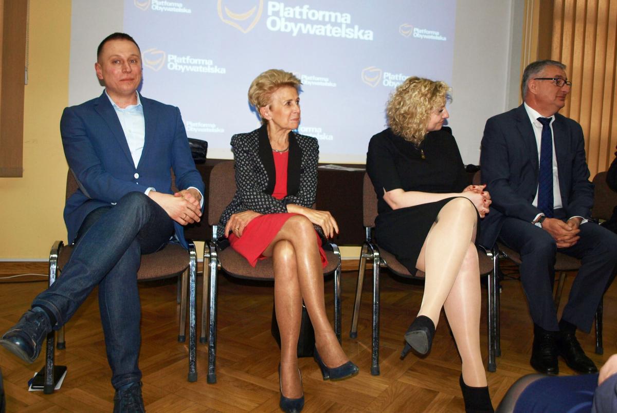 Spotkanie posłów Platformy Obywatelskiej z mieszkańcami Przemyśla. Od lewej: Krzysztof Brejza, Iwona Śledzińska-Katarasińska, Marta Golbik i Marek Rząsa.<br/>fot.Mariusz Godos