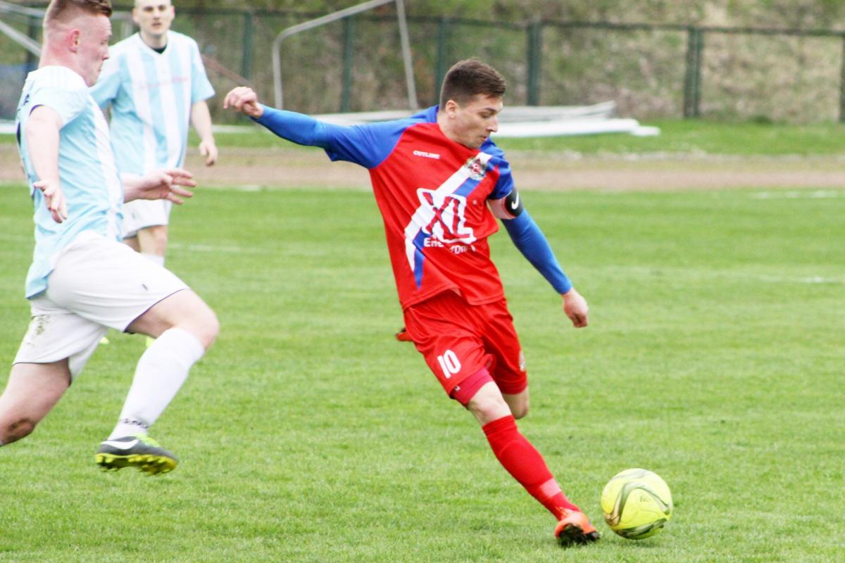 Krystian Kazek (przy piłce) strzelił piękną bramkę z rzutu wolnego w meczu z Wólczanką Stal Systems Wólka Pełkińska.<br/>fot.Kamil Krukiewicz