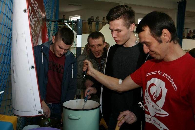 Kuchnia polowa przygotowana przez SHDK Ratownik w Horyńcu-Zdroju wespół ze strażakami z miejscowego OSP działała bez zarzutu.<br/>fot.materiały organizatora