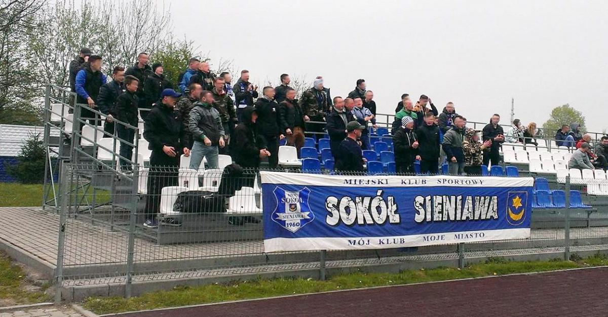 Kibice Sokoła Sieniawa mieli w Nowej Dębie powody do radości.<br/>fot.www.facebook.com/sokól sieniawa