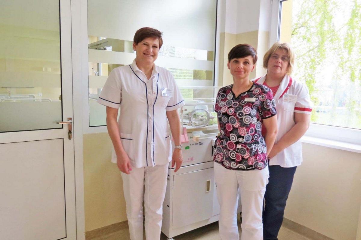 Na oddziale powstała dyżurka, która, dzięki przeszklonym ścianom, jest pokojem obserwacyjnym. Położne mają teraz oko na dziecko i mamę. Na zdjęciu zastępca oddziałowej odcinka noworodkowo-położniczego Janina Stanowska, mgr położnictwa Magdalena Cieślińska i specjalistka w dziedzinie położnictwa Elżb