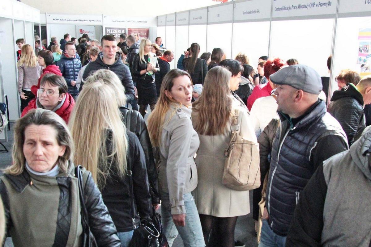 Pomiędzy g. 9 a 12 przez halę sportową jarosławskiej uczelni przewinęły się setki osób poszukujących pracy lub zainteresowanych zmianą zatrudnienia. <br/>fot.Roman Kijanka