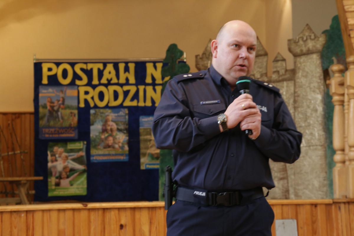 – Alkohol jest dla ludzi, należy jednak spożywać go odpowiedzialnie i wstrzemięźliwie, gdyż niezachowanie tej zasady prowadzi do nieszczęść i ludzkich tragedii – mówił komendant Posterunku Policji w Dubiecku Wacław Bednarczyk.<br/>fot.Kamil Jacek Zarański