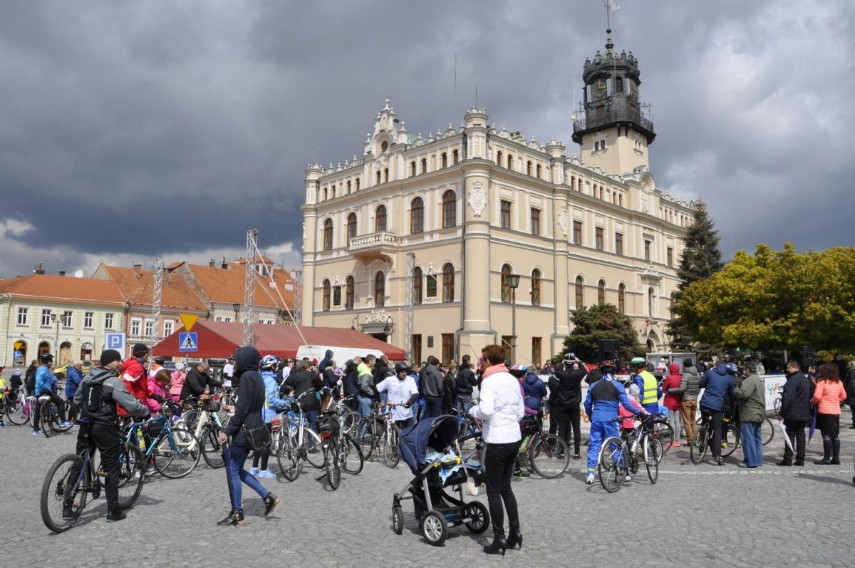 Uczestnicy pikniku dobrze się bawili mimo nienajlepszej pogody. <br/>fot.CKiP Bernadeta Korczewska