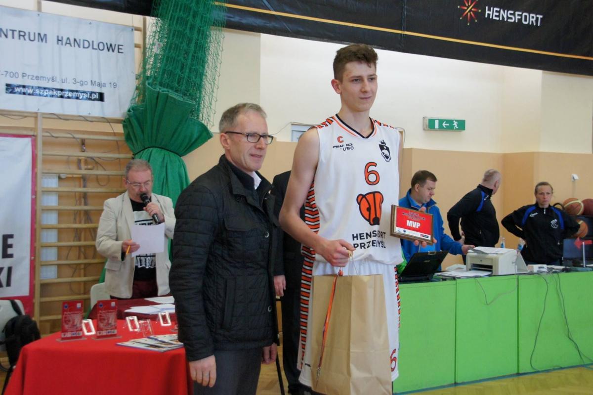 Szymon Janczak (z prawej) był jednym z najlepszych zawodników turnieju w Olsztynie. Obok szef firmy Hensfort Andrzej Pichur.<br/>fot.www.facebook.com/Niedźwiadki-Hensfort Przemyśl