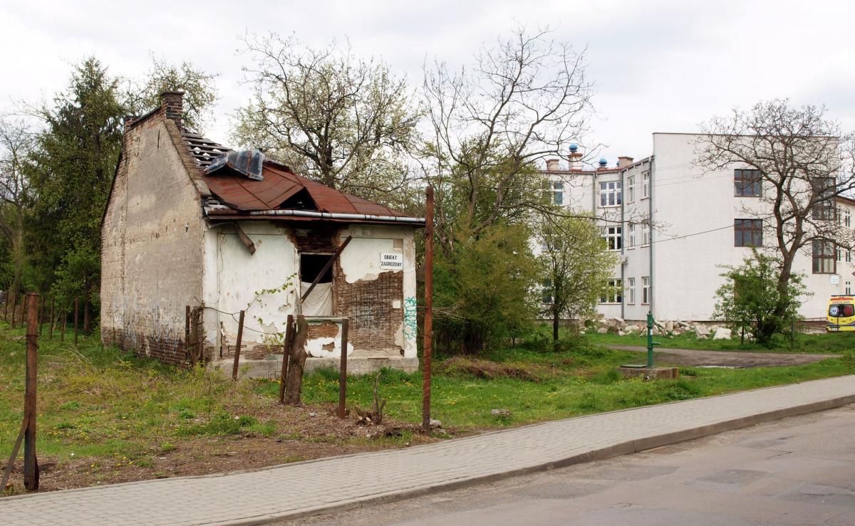Rudera po wycince drzew i krzewów, które częściowo zasłaniały obiekt.<br/>fot.Mariusz Godos