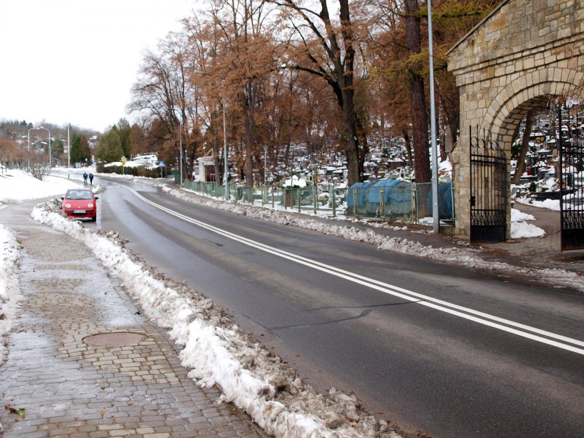 Na nieczynnym przez długi czas przystanku przy cmentarzu na Zasaniu w Przemyślu znowu zatrzymują się autobusy MZK.<br/>fot.Mariusz Godos