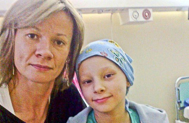 Emilka z mamą. Datki na jej leczenie będzie można przekazać uczestnicząc w niedzielnej akcji.<br/>fot.Zbiory prywatne