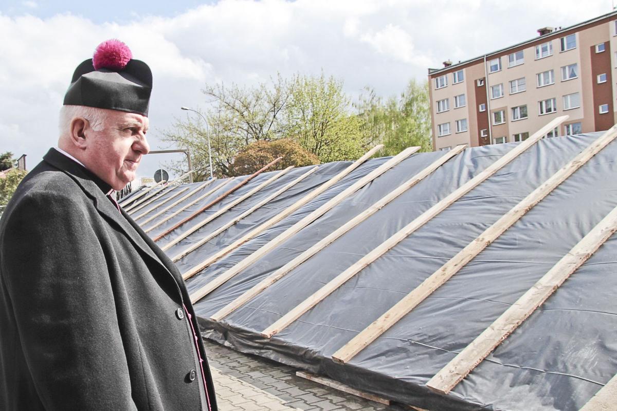 Ks. Andrzej Surowiec zapewnia, że pomnik powstanie i mimo wszystko chce, by stało się to jesienią przyszłego roku.<br/>fot.Roman Kijanka